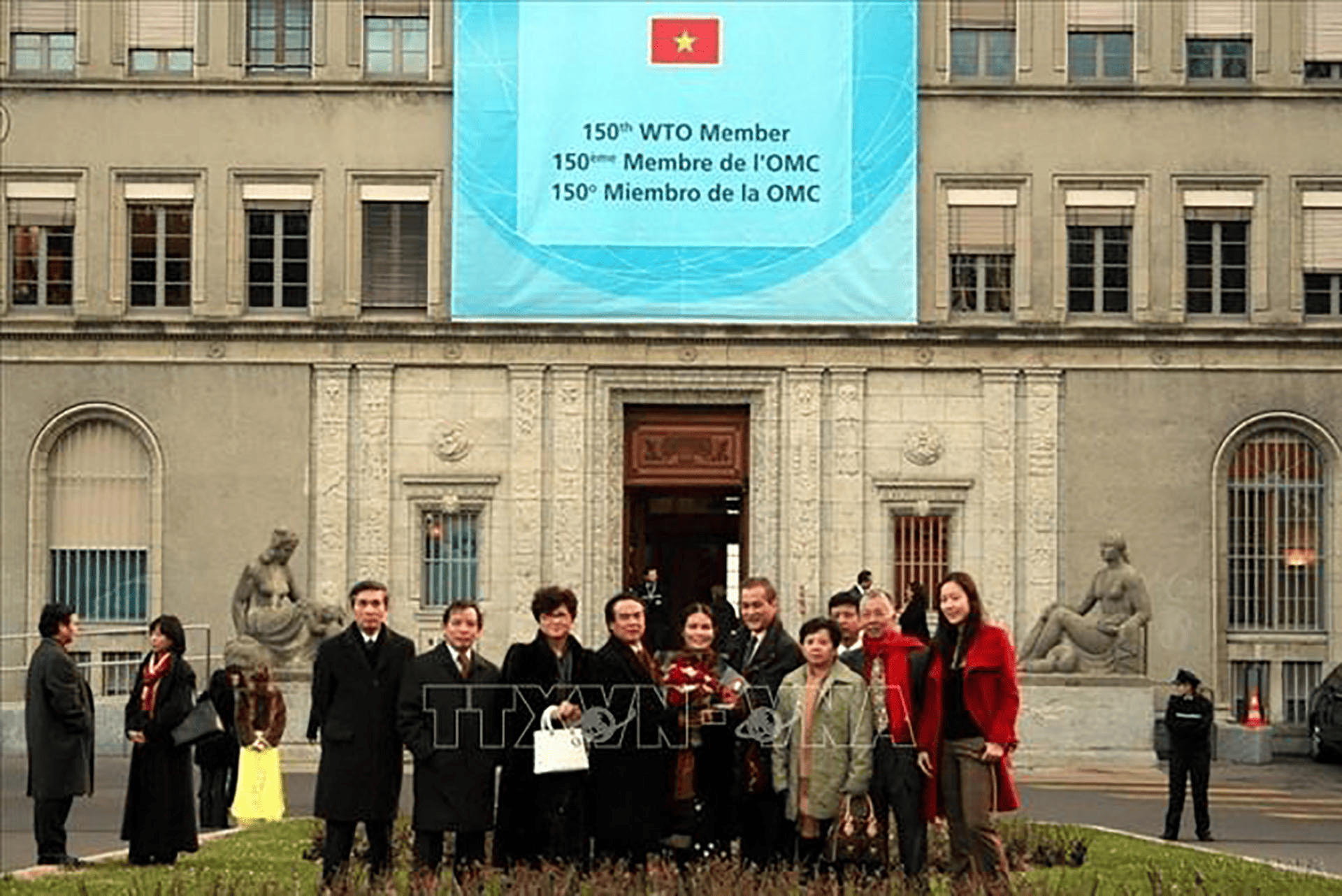 Sáng 11-1-2007, tại trụ sở Tổ chức Thương mại Thế giới (WTO) ở Geneva (Thụy Sĩ) treo biểu ngữ chào mừng Việt Nam bằng các thứ tiếng Anh, Pháp, Tây Ban Nha khi Việt Nam chính thức trở thành thành viên thứ 150 của tổ chức thương mại lớn nhất thế giới này.