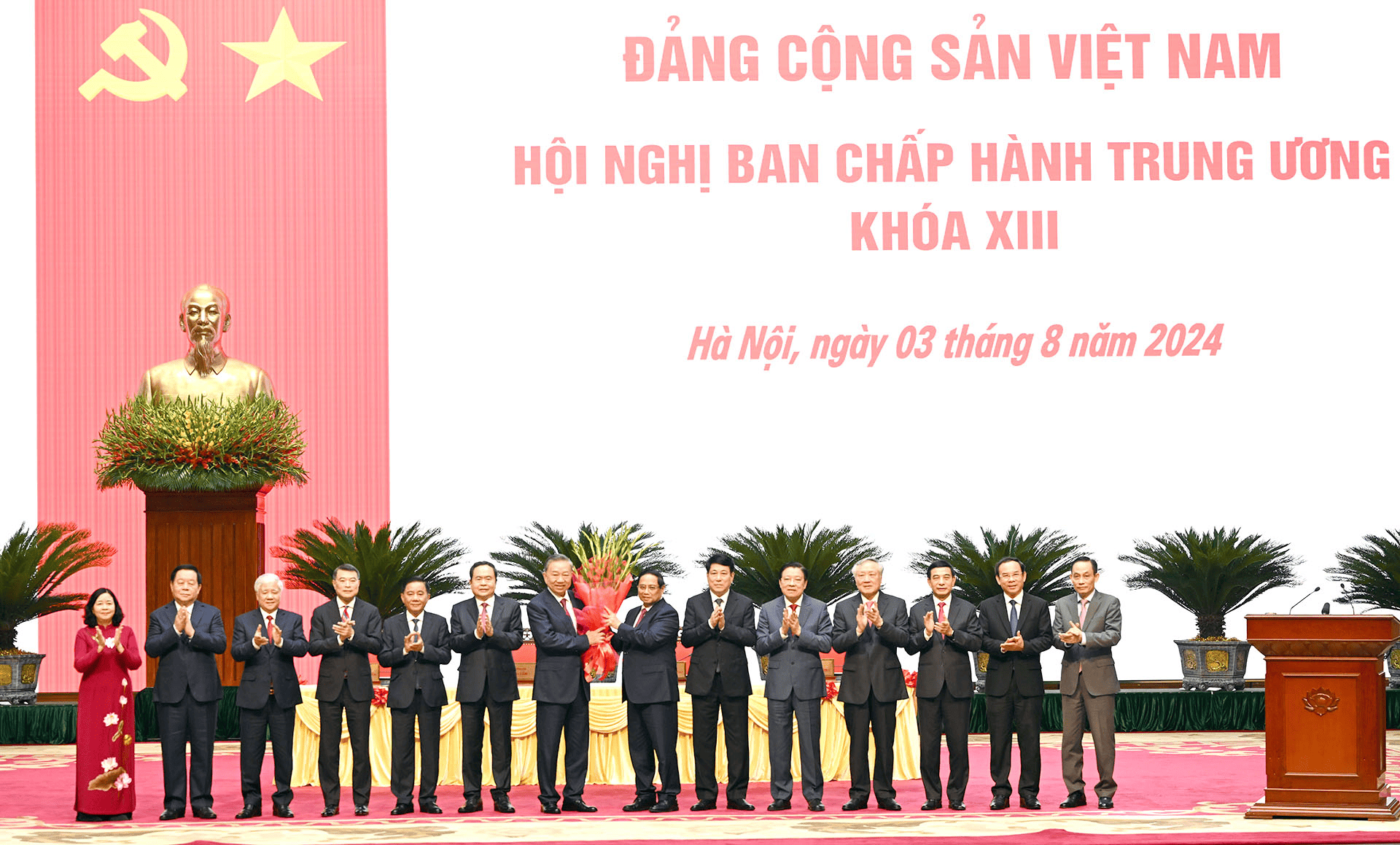 Các đồng chí Ủy viên Bộ Chính trị, Ban Bí thư chúc mừng Tổng Bí thư Tô Lâm.